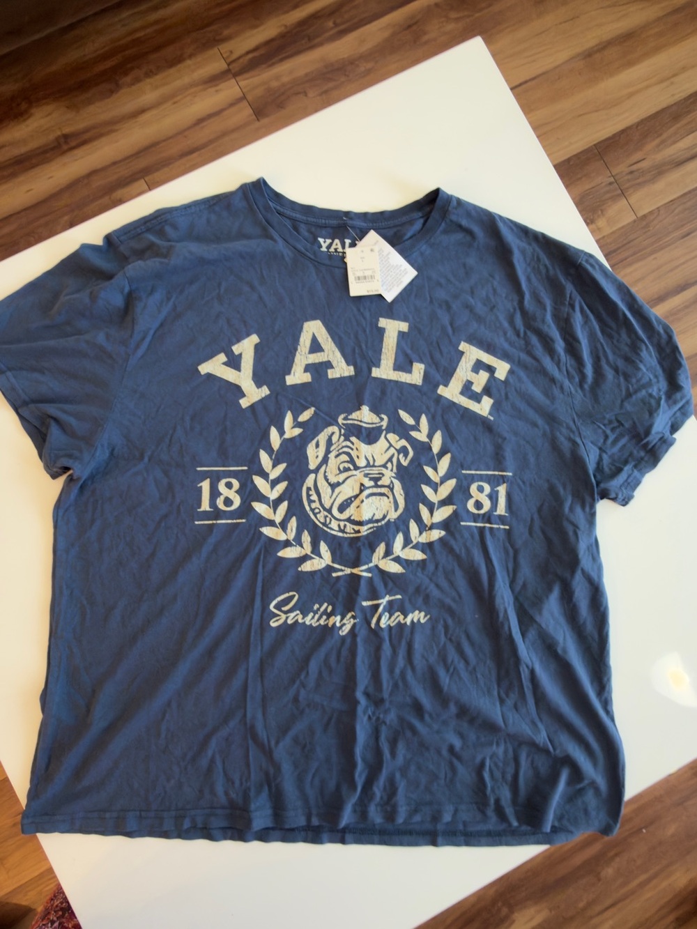 Yale University Sailing Team graphic T-shirt size L